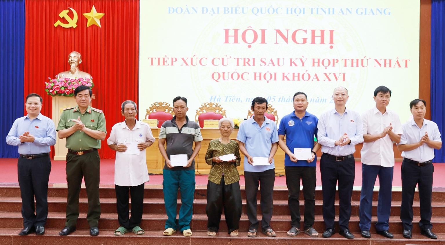Đoàn Đại biểu Quốc hội đơn vị số 5 tiếp xúc cử tri tại phường Hà Tiên