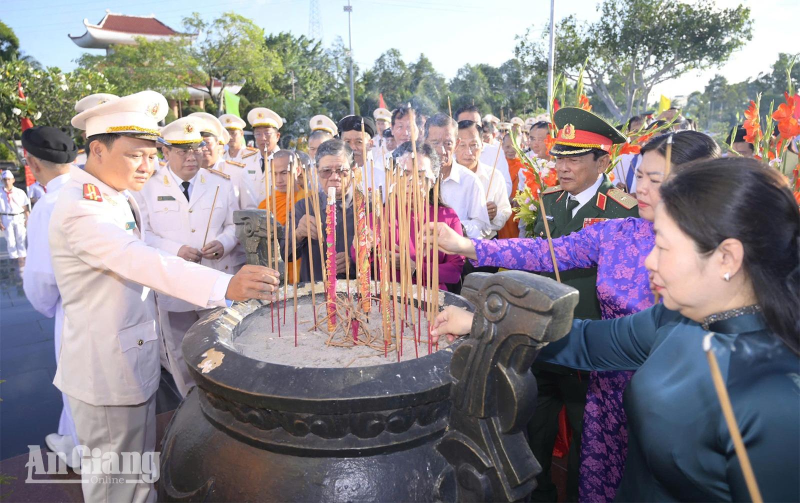 Đoàn cán bộ tỉnh An Giang dâng hương tưởng niệm các Anh hùng liệt sĩ