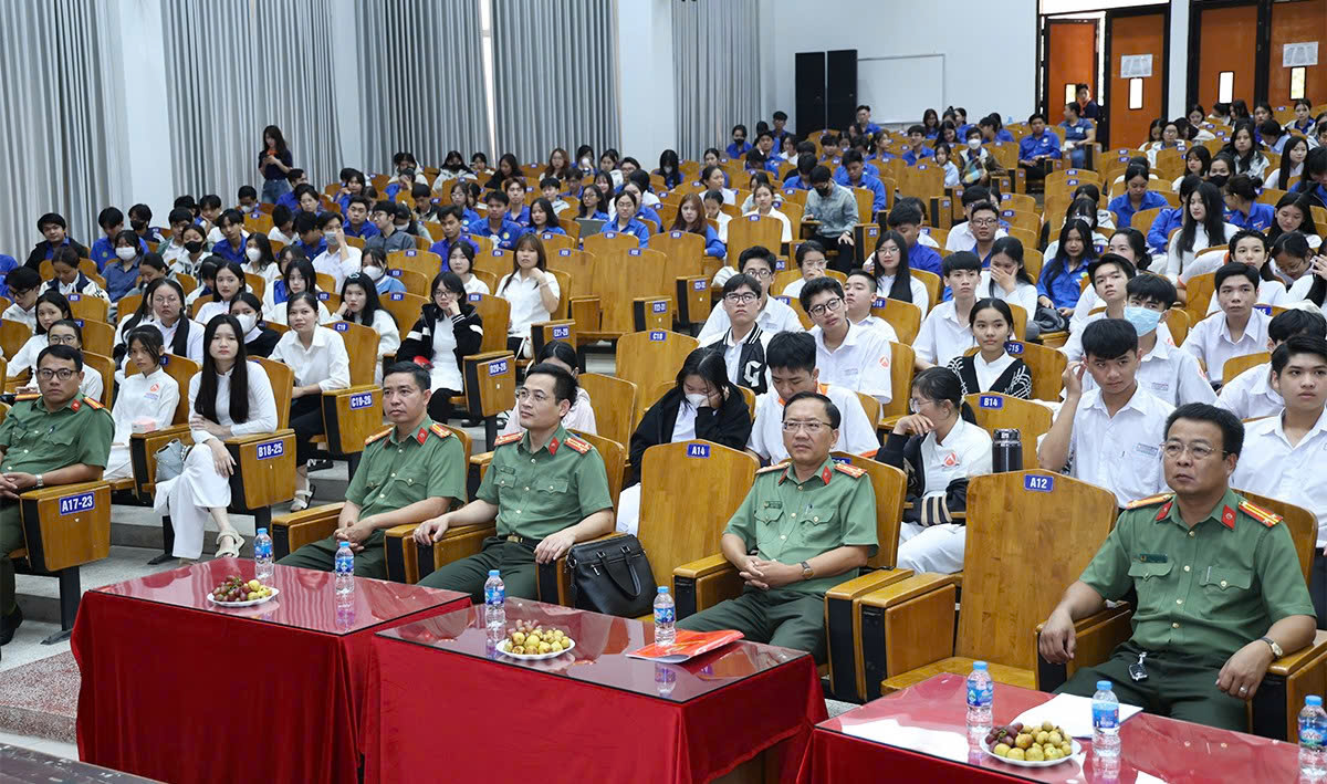 Cán bộ, công chức, viên chức và học sinh, sinh viên tham gia Hội nghị tuyên truyền