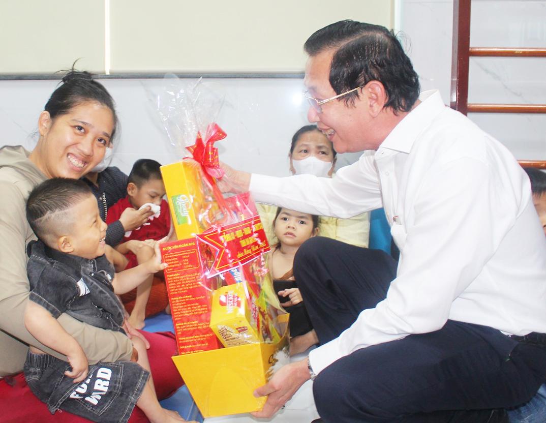 Phó Chủ tịch UBND tỉnh Lê Văn Phước thăm, chúc tết tại Bệnh viện Sản - Nhi An Giang