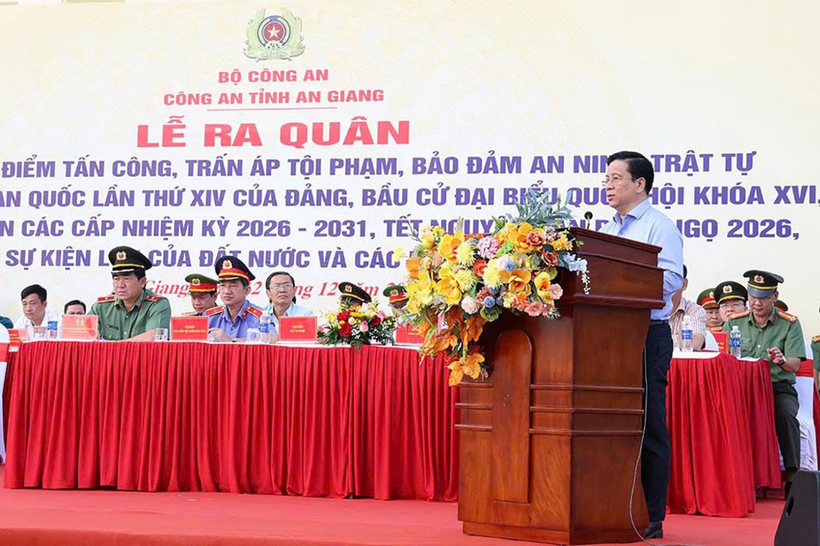 Công an tỉnh An Giang ra quân cao điểm tấn công trấn áp tội phạm bảo đảm an ninh trật tự Đồng chí Hồ Văn Mừng, Ủy viên Dự khuyết Trung ương Đảng, Chủ tịch UBND tỉnh An Giang phát biểu chỉ đạo lễ ra quân