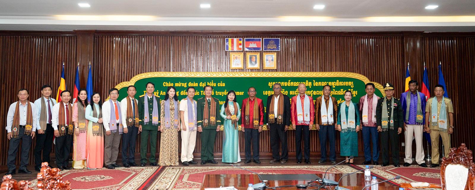 Phó Bí thư Tỉnh ủy, Chủ tịch Ủy ban MTTQ Việt Nam tỉnh An Giang Trần Thị Thanh Hương chúc tết Chôl Chnăm Thmây tại tỉnh Kampong Chhnang
