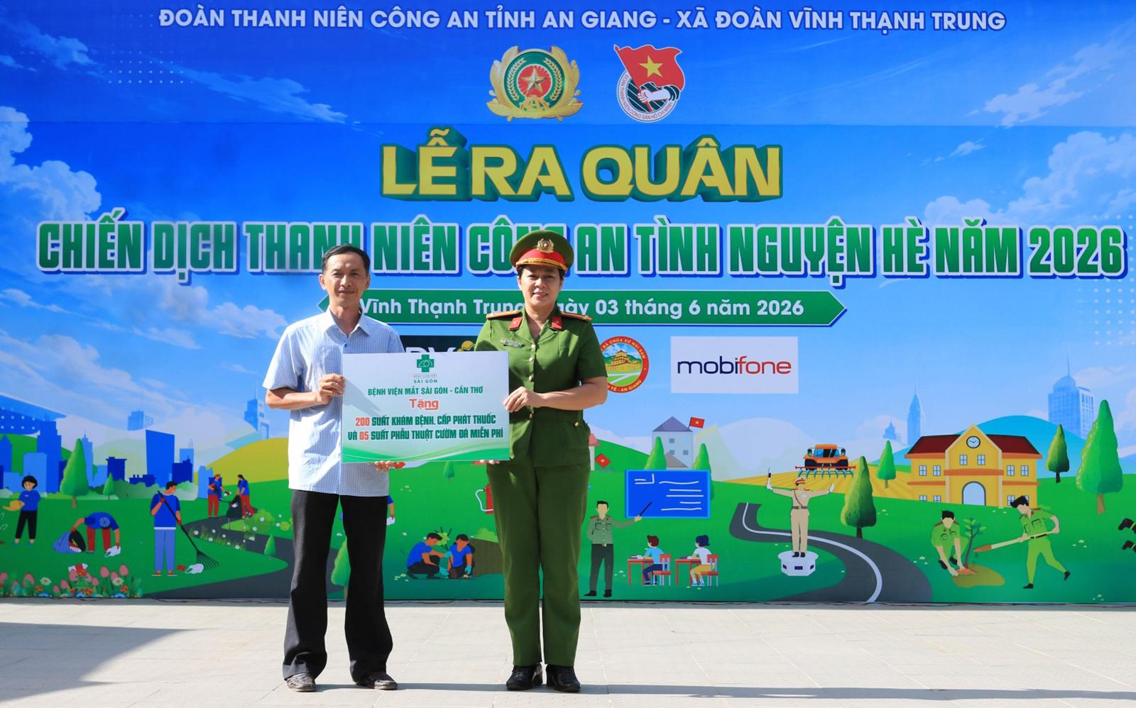 Ra quân Chiến dịch Bệnh viện mắt Sài gòn – Cần Thơ trao bảng hỗ trợ 200 suất khám bệnh, cấp phát thuốc và 5 suất phẫu thuật cườm đá miễn phí
