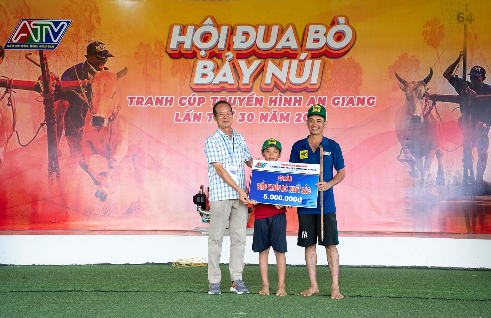 Đôi bò của ông Chau Khon đoạt giải nhất Hội Đua bò Bảy Núi tranh cúp truyền hình An Giang lần thứ 30 năm 2025