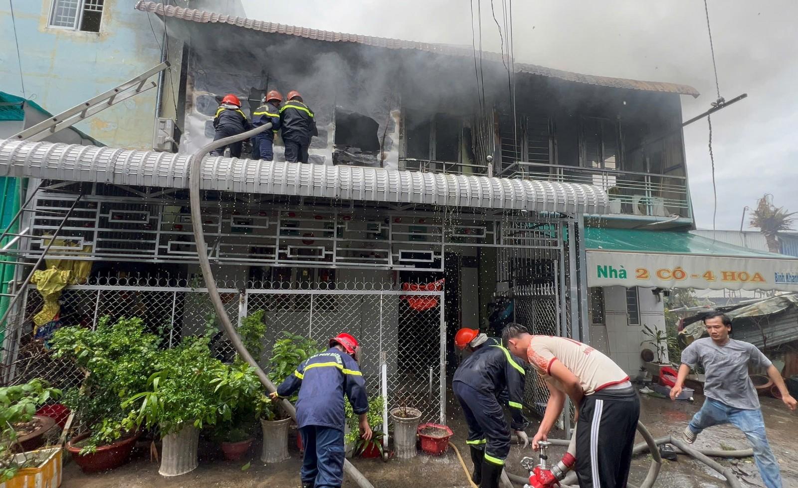 Cháy 4 căn nhà ở phường Bình Đức