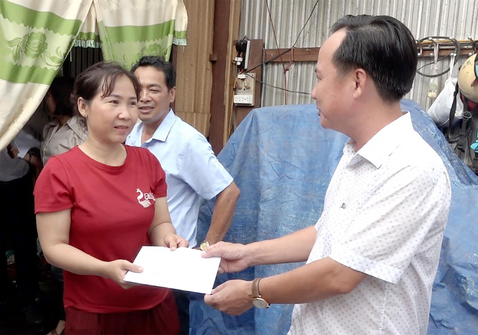 Thăm, hỗ trợ các hộ dân bị tốc mái nhà do mưa dông tại xã Châu Phong