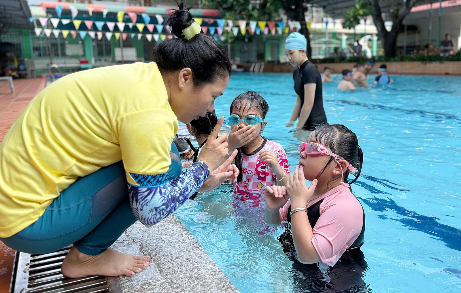 Dạy bơi miễn phí cho 70 học sinh, thiếu nhi có hoàn cảnh khó khăn