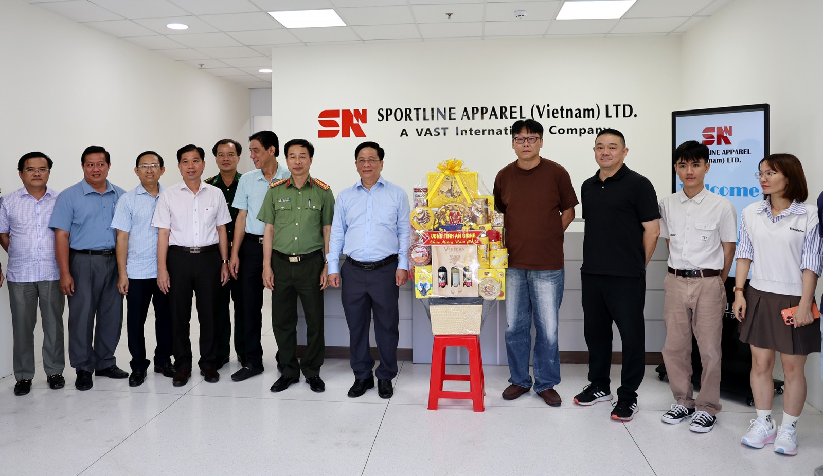 Chủ tịch UBND tỉnh An Giang Hồ Văn Mừng kiểm tra khu công nghiệp Xuân Tô