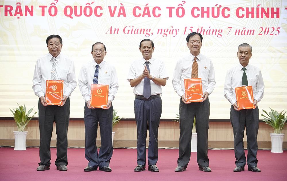 Công bố quyết định tổ chức, cán bộ Mặt trận Tổ quốc và các tổ chức chính trị - xã hội tỉnh An Giang