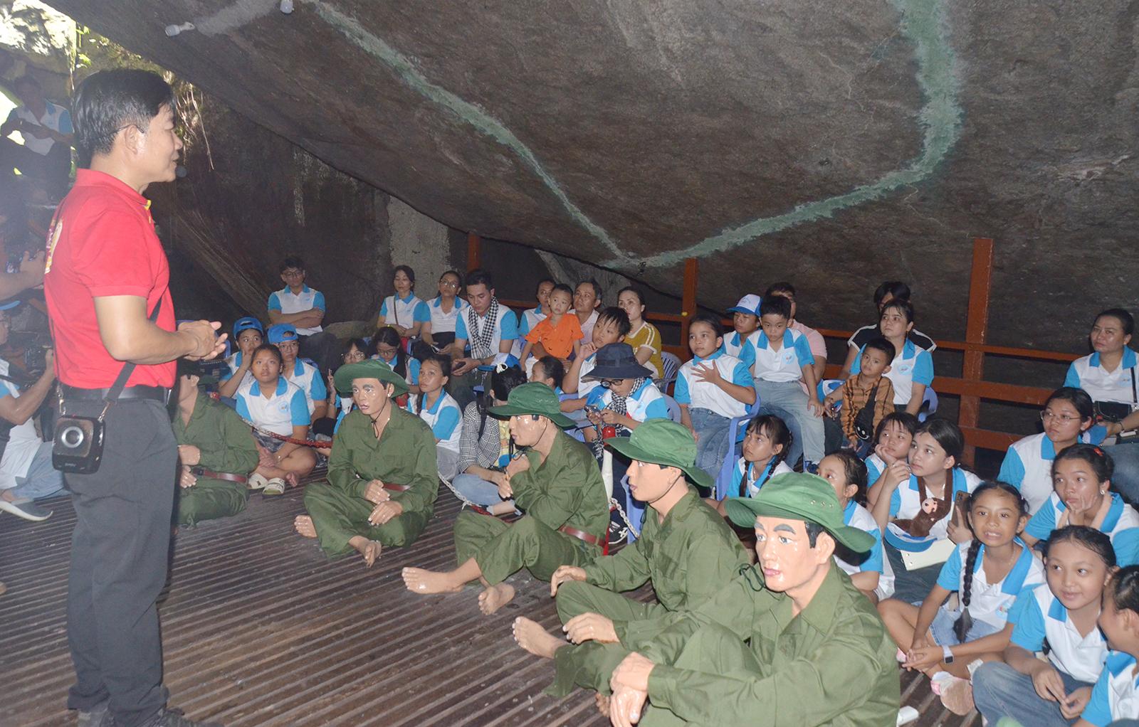31 thí sinh “Em là phát thanh viên” trải nghiệm chương trình tham quan thực tế