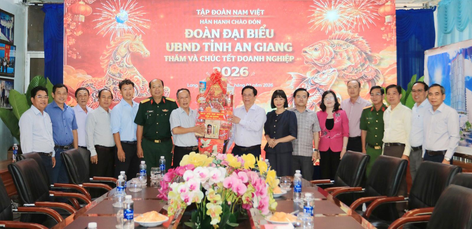 Ủy viên Ban Chấp hành Trung ương Đảng, Phó Bí thư Tỉnh ủy, Chủ tịch UBND tỉnh An Giang Hồ Văn Mừng thăm, tặng quà Công ty Cổ phần Nam Việt