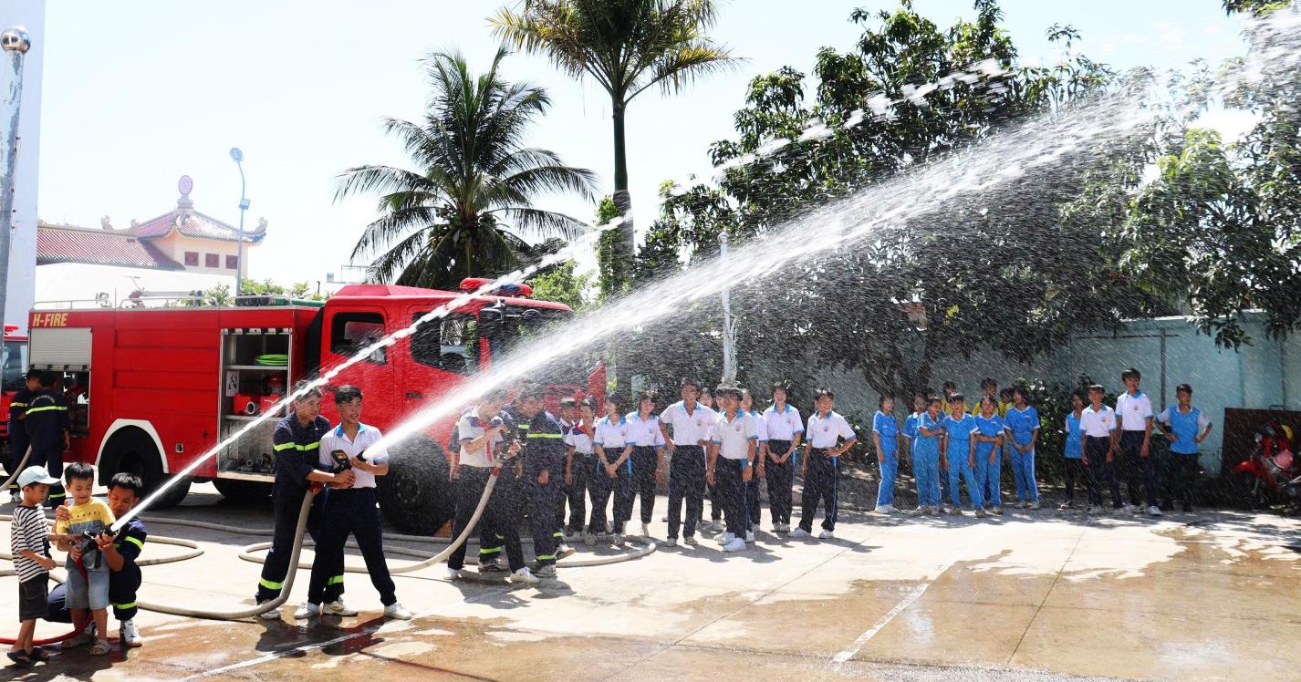 100 học sinh Chợ Mới trải nghiệm “Một ngày làm chiến sĩ phòng cháy chữa cháy”