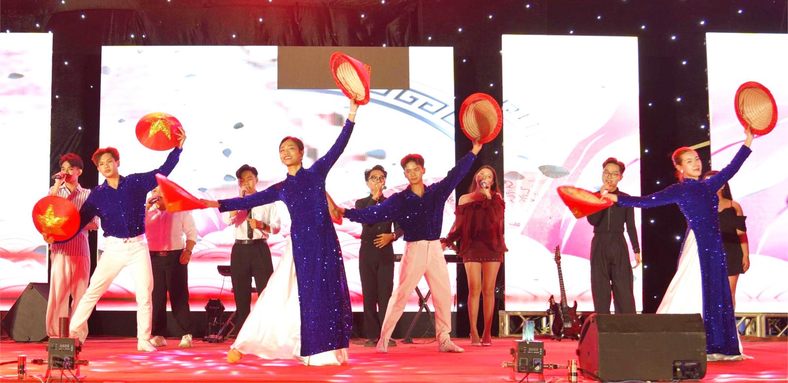 Trao 100 suất quà cho công nhân có hoàn cảnh khó khăn tại Khu công nghiệp Thạnh Lộc