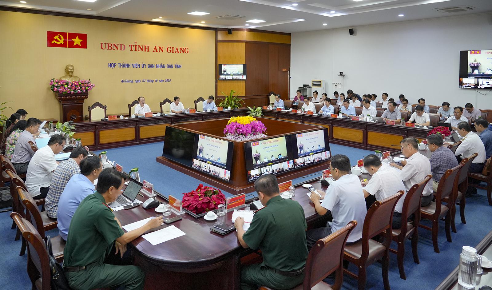 UBND tỉnh An Giang xem xét, thông qua nhiều tờ trình quan trọng