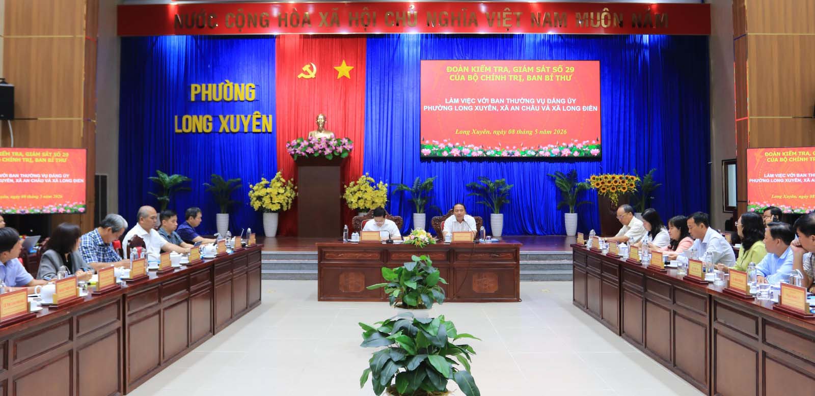 Quang cảnh buổi làm việc