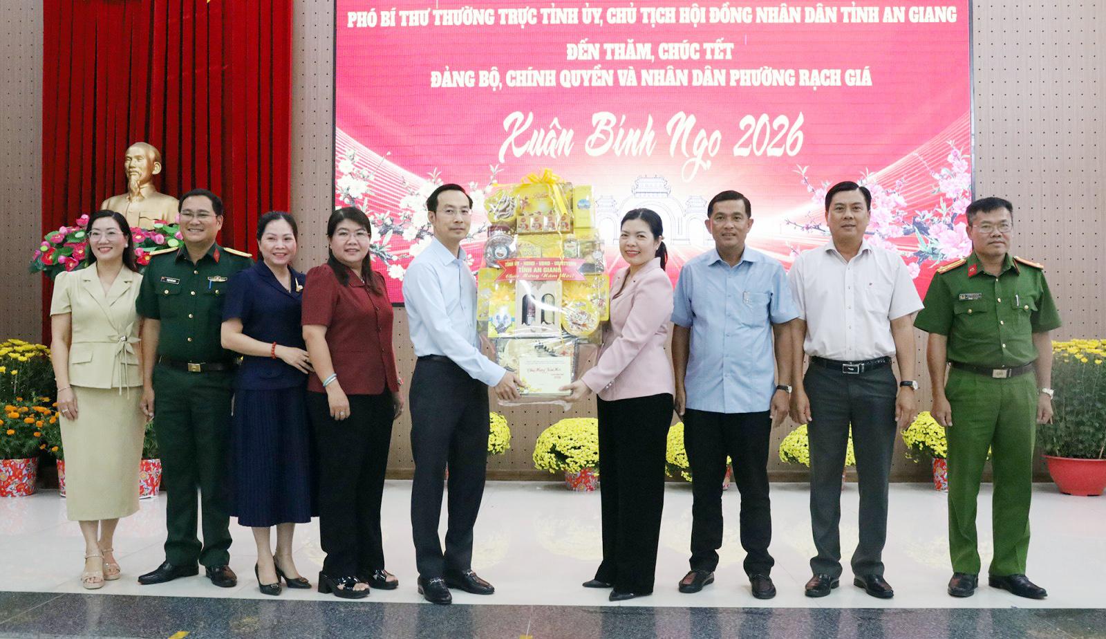 Phó Bí thư Thường trực Tỉnh ủy, Chủ tịch HĐND tỉnh An Giang Nguyễn Thanh Nhàn thăm, chúc tết tại phường Rạch Giá