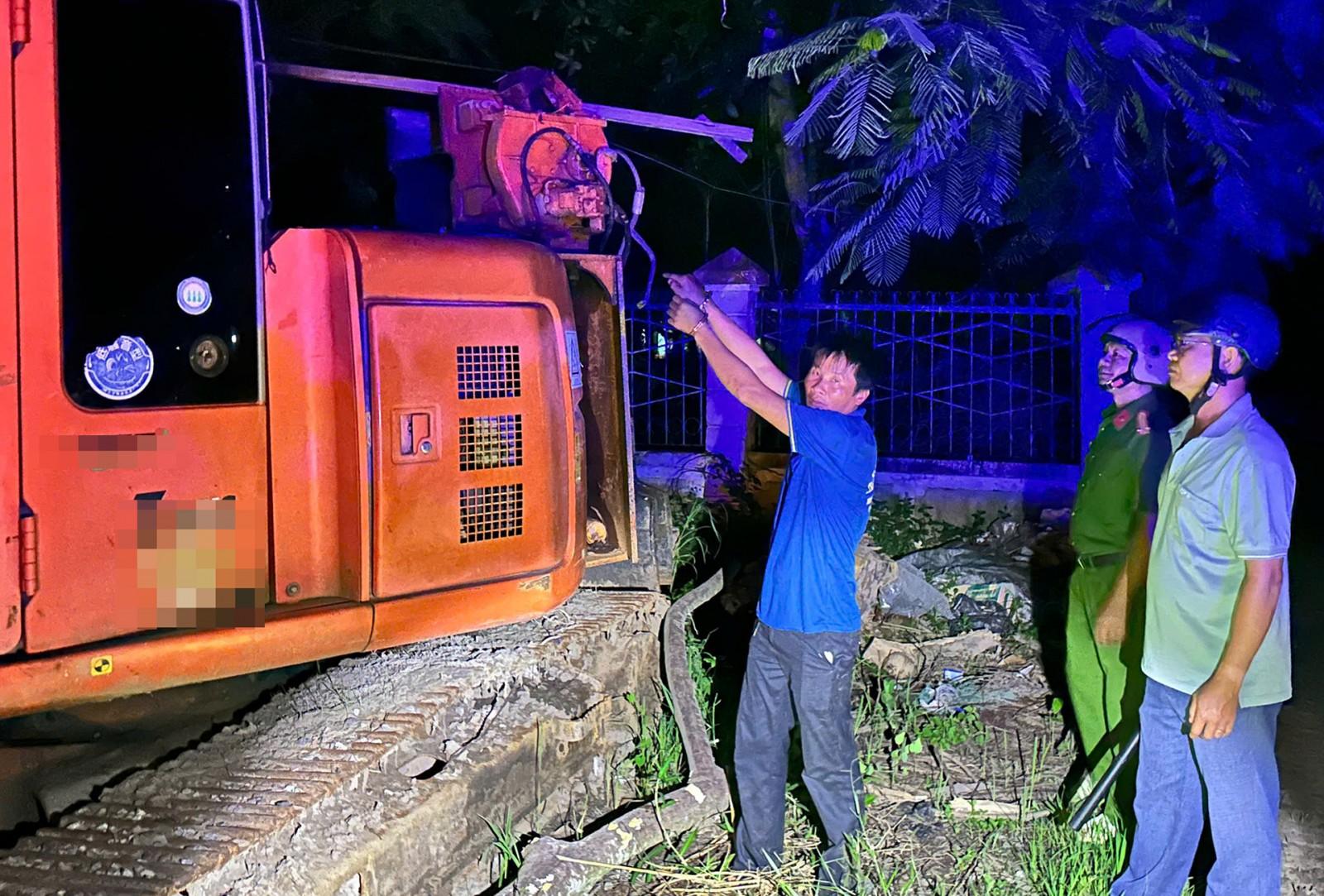 Bắt quả tang đối tượng trộm máy phát điện trên xe xúc đất