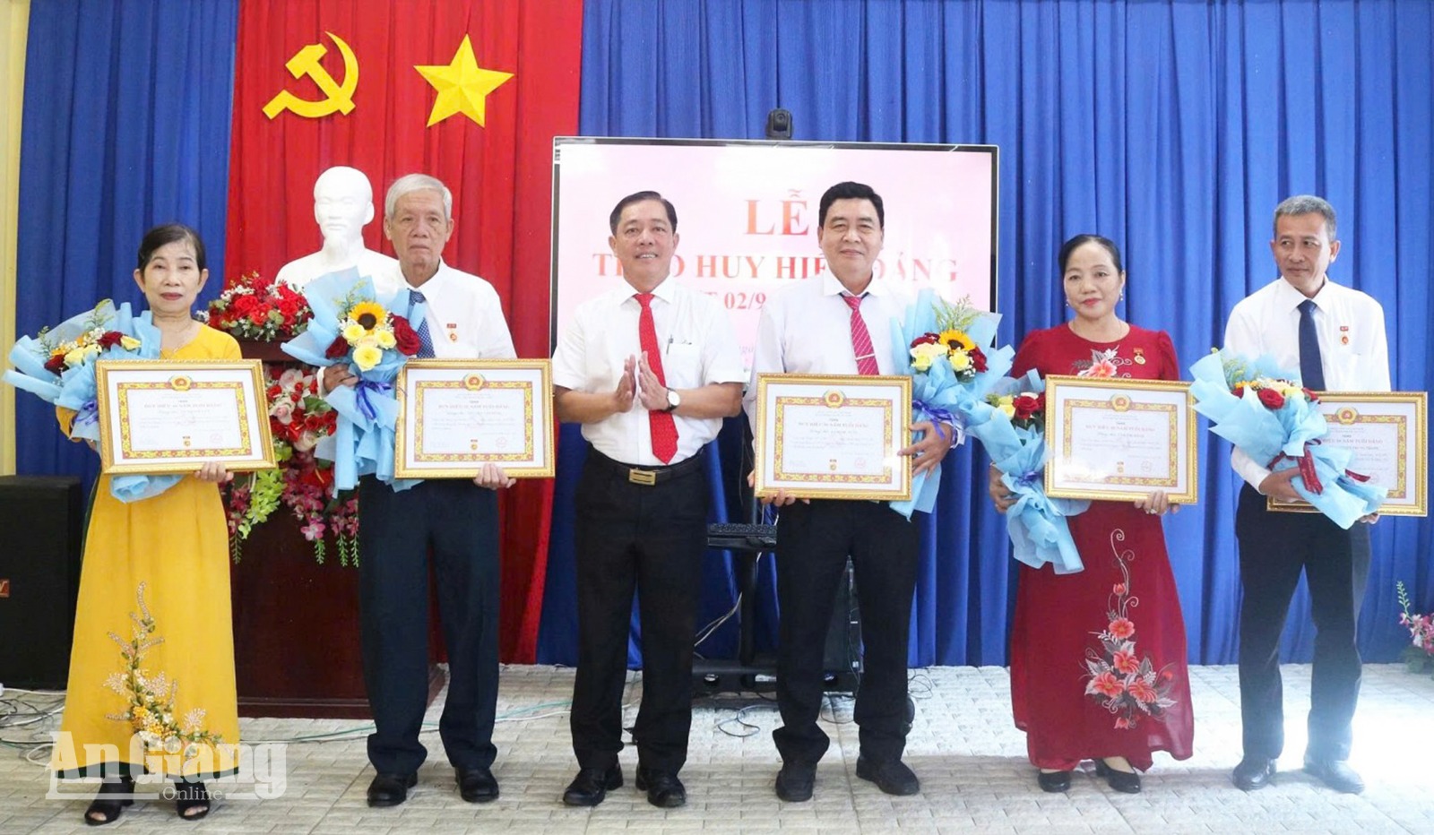 20 đảng viên xã Cần Đăng được trao tặng Huy hiệu Đảng