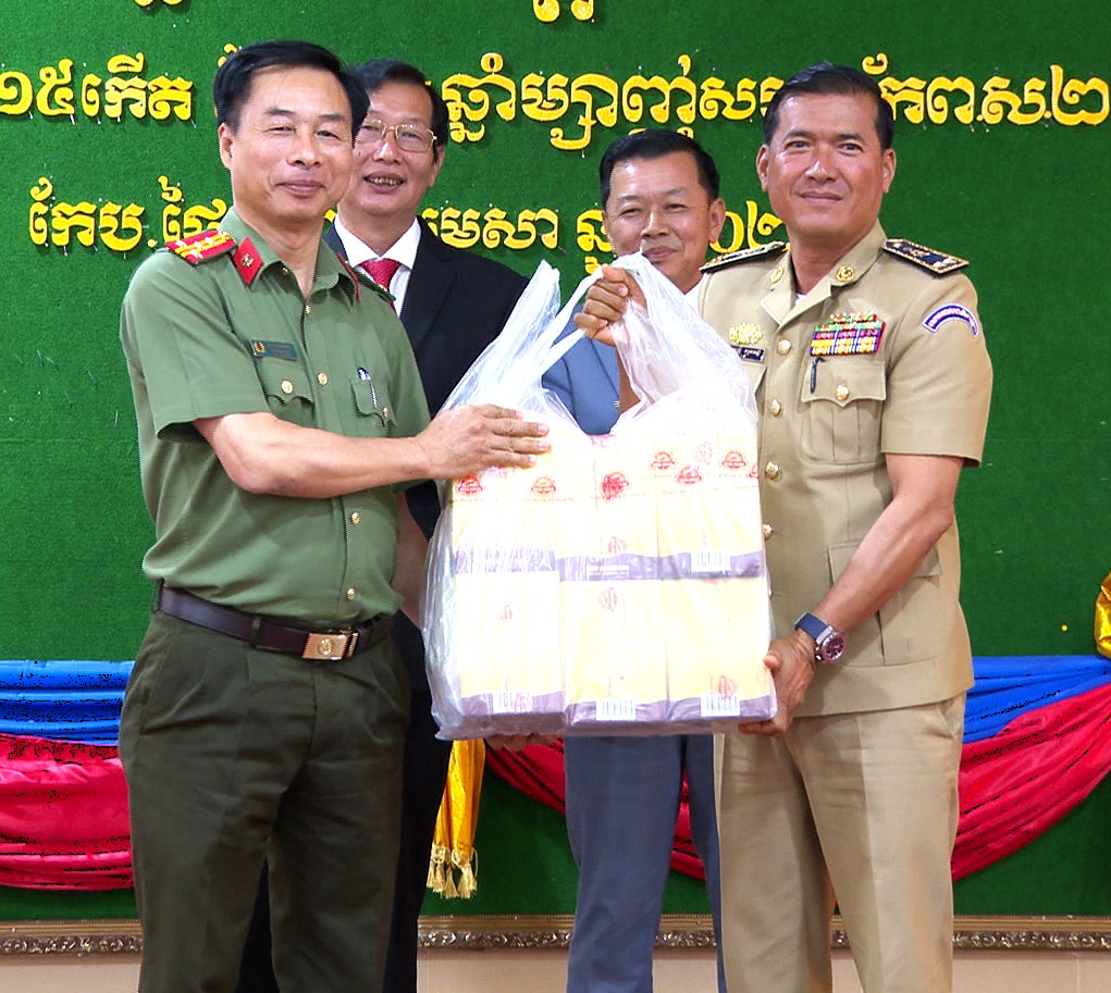 Phó Chủ tịch UBND tỉnh An Giang Lê Văn Phước thăm, chúc Tết Chôl Chnăm Thmây tại tỉnh Kep