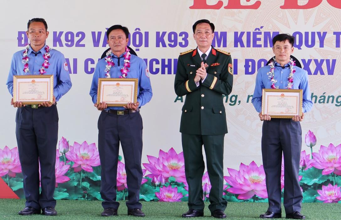 Đón Đội K92, K93 hoàn thành nhiệm vụ quy tập 170 hài cốt liệt sĩ về nước