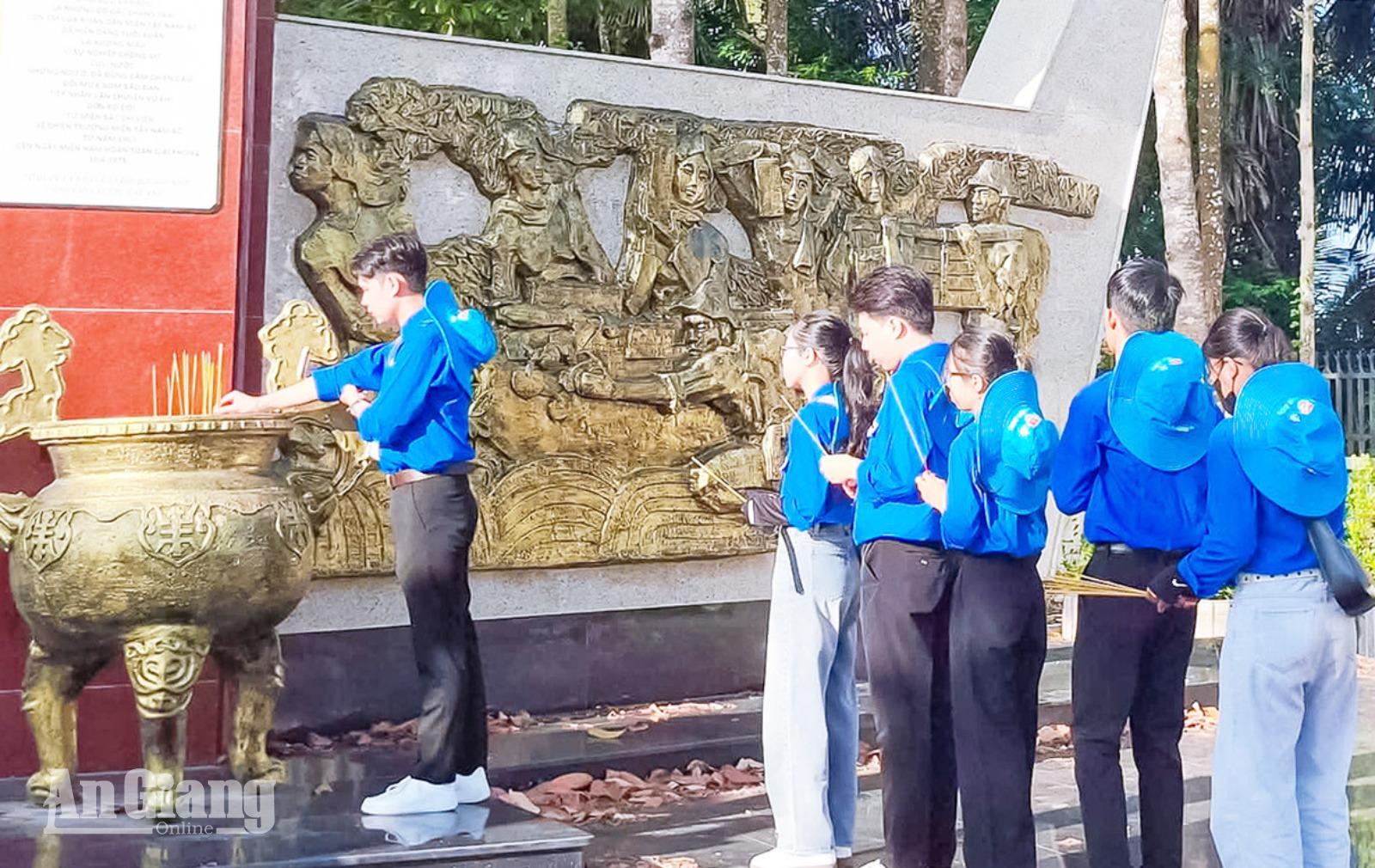 Thanh niên AGU thực hiện hơn 20 hoạt động tình nguyện tại Vĩnh Điều