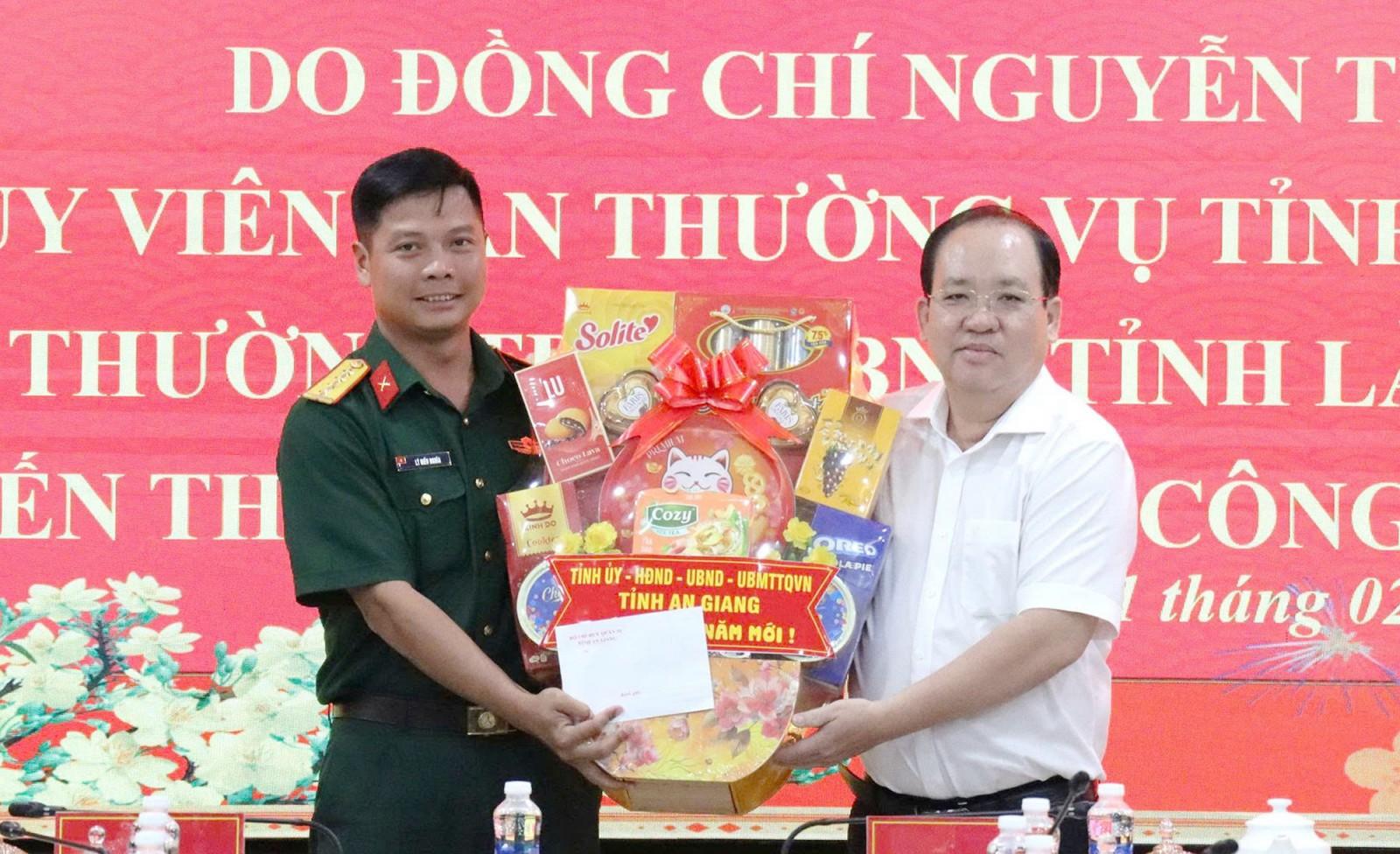 Phó Chủ tịch Thường trực UBND tỉnh An Giang Nguyễn Thanh Phong chúc tết Công an tỉnh và lực lượng kiểm soát quân sự tỉnh