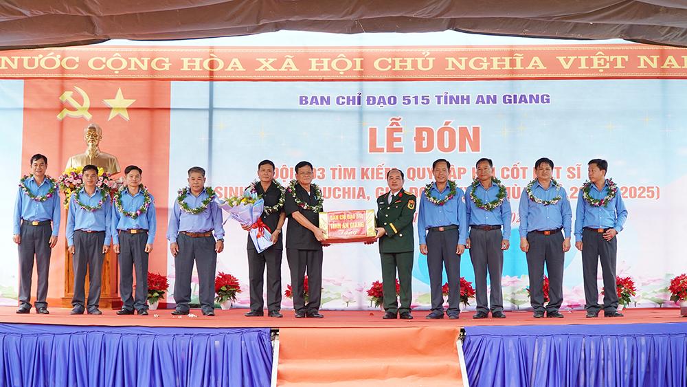 Đón Đội K93 An Giang tìm kiếm, quy tập hài cốt liệt sĩ hy sinh tại Campuchia