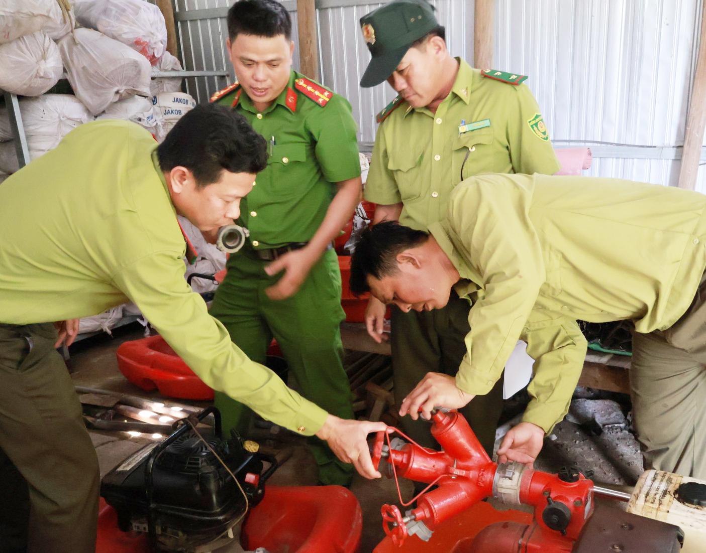 Kiểm tra công tác phòng, chống cháy rừng tại 2 xã An Minh và Vân Khánh