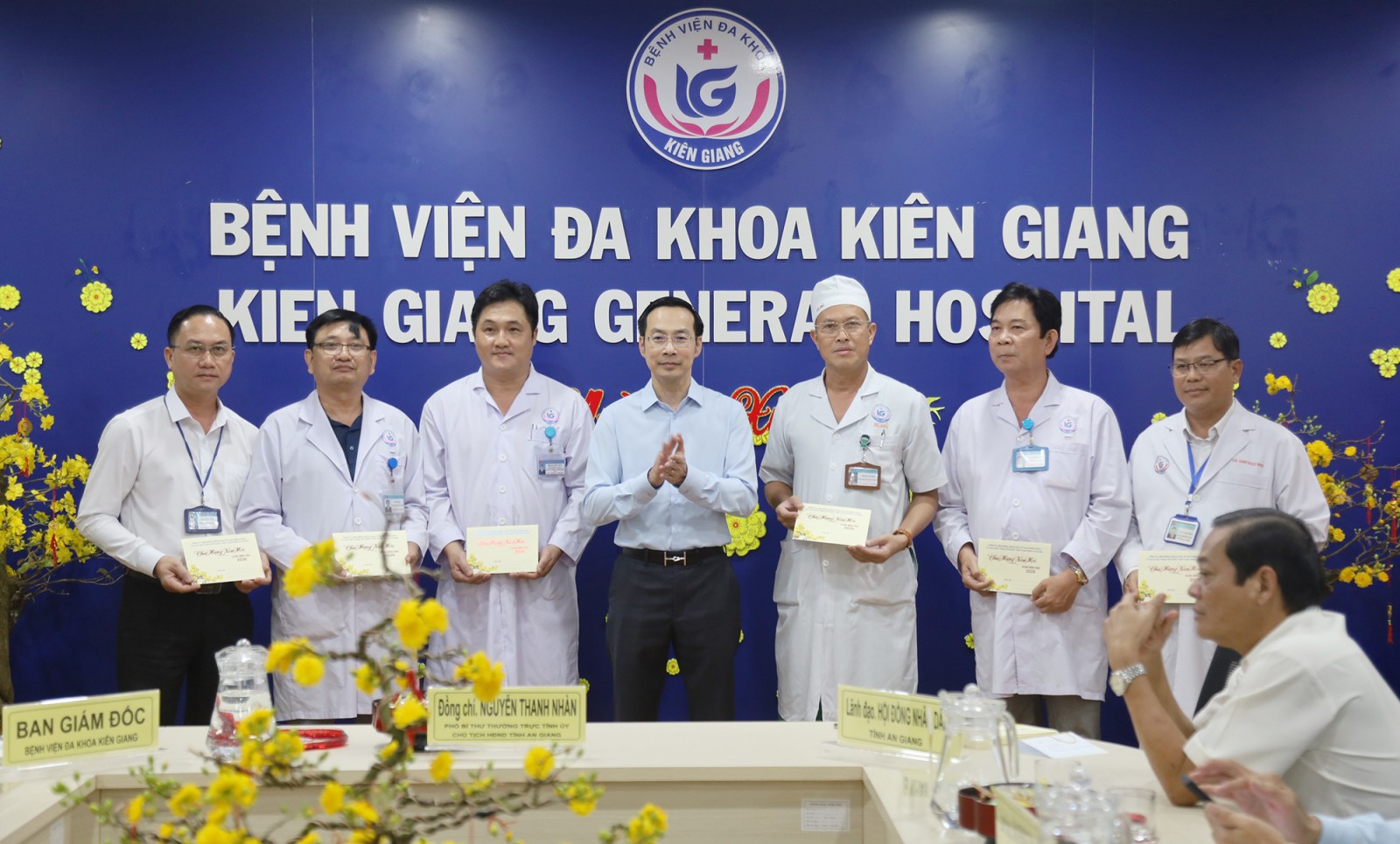 Phó Bí thư Thường trực Tỉnh ủy, Chủ tịch HĐND tỉnh An Giang Nguyễn Thanh Nhàn thăm, chúc tết tại phường Rạch Giá