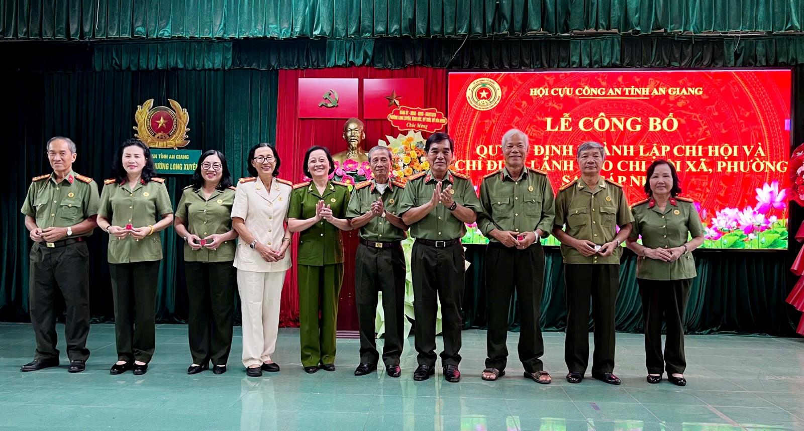 Trao Huy hiệu cho các đồng chí Hội viên Cựu Công an nhân dân