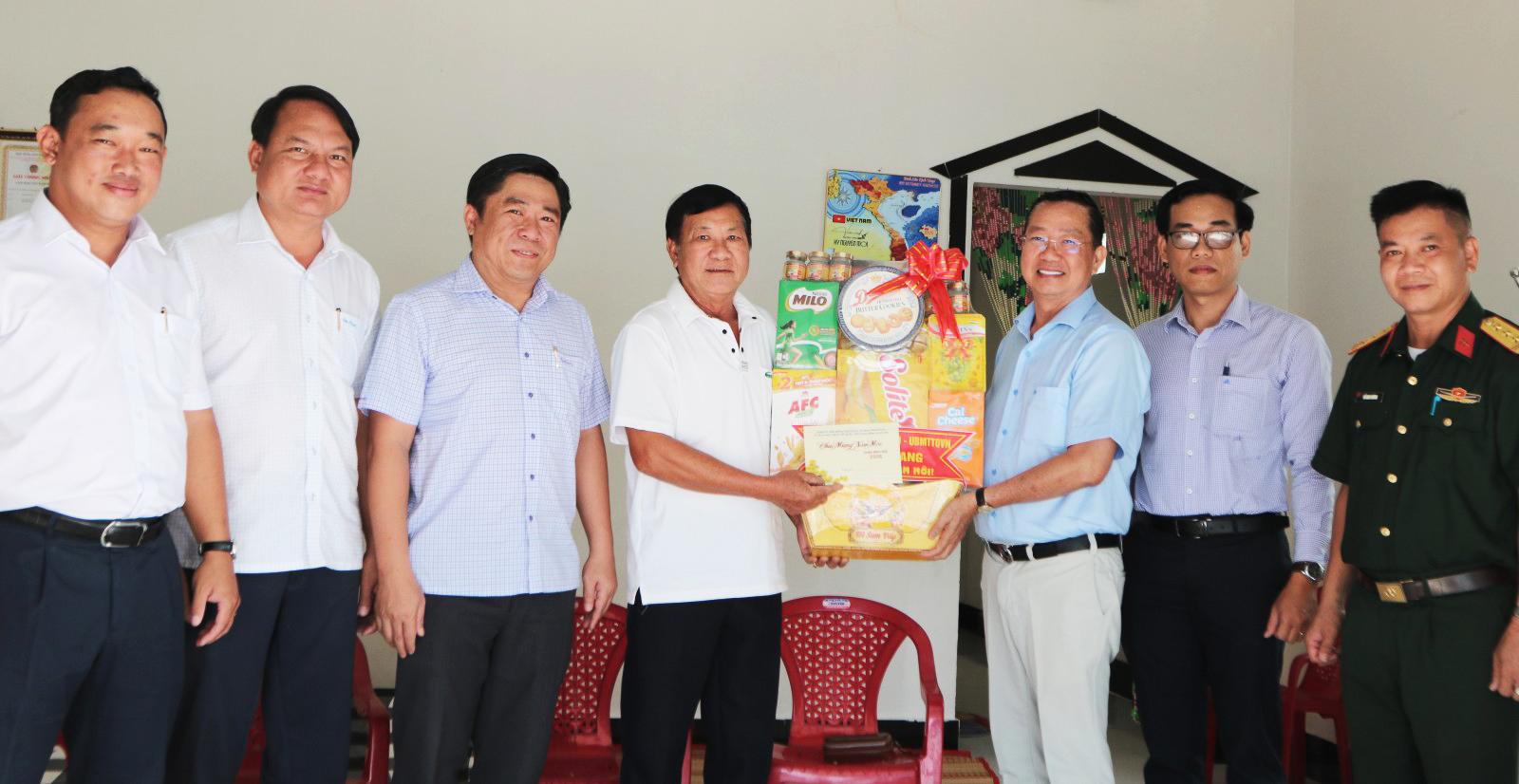 Giám đốc Sở Giáo dục và Đào tạo tỉnh An Giang Trần Quang Bảo chúc tết xã đảo Tiên Hải