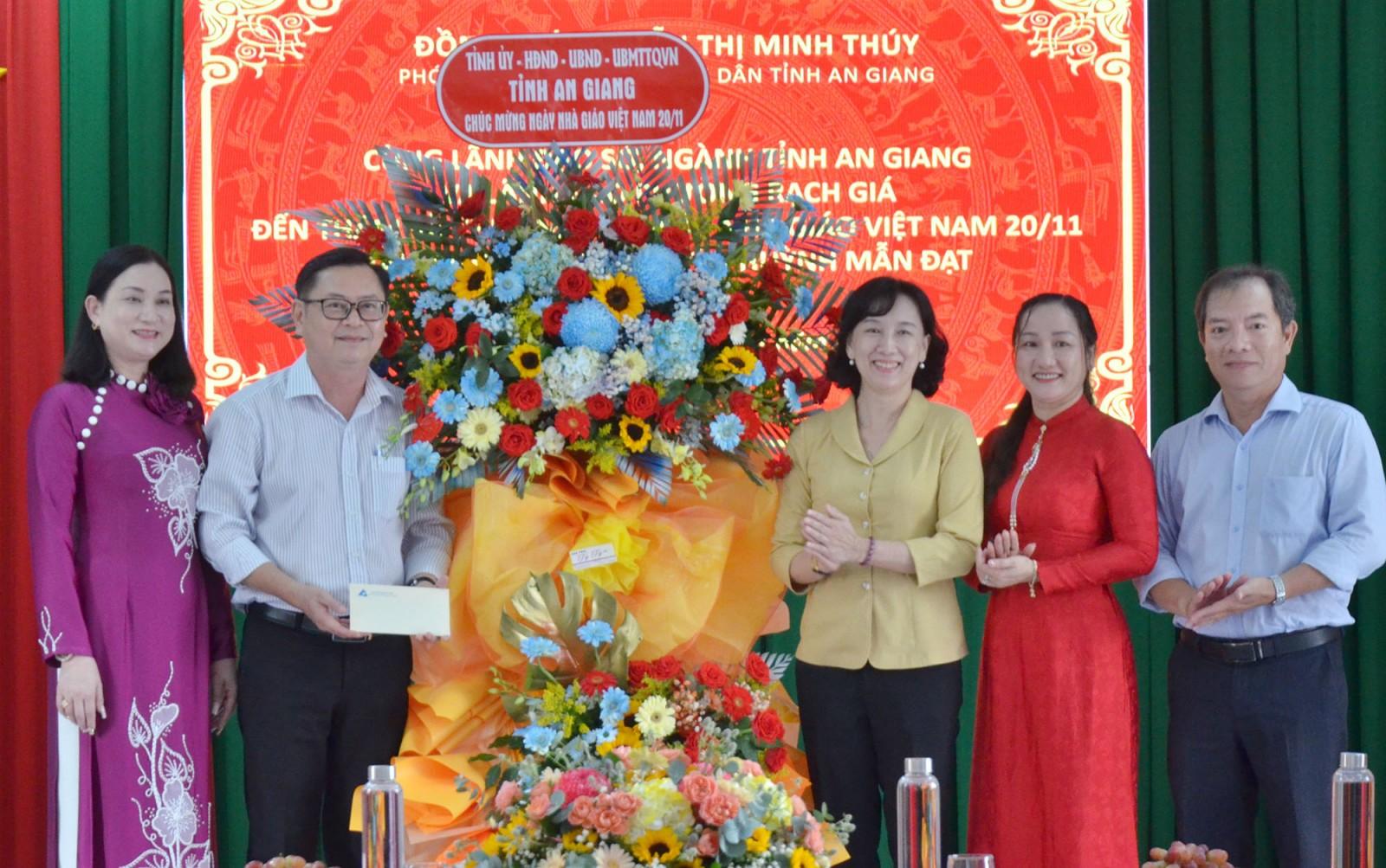 Phó Chủ tịch UBND tỉnh An Giang chúc mừng Ngày Nhà giáo Việt Nam