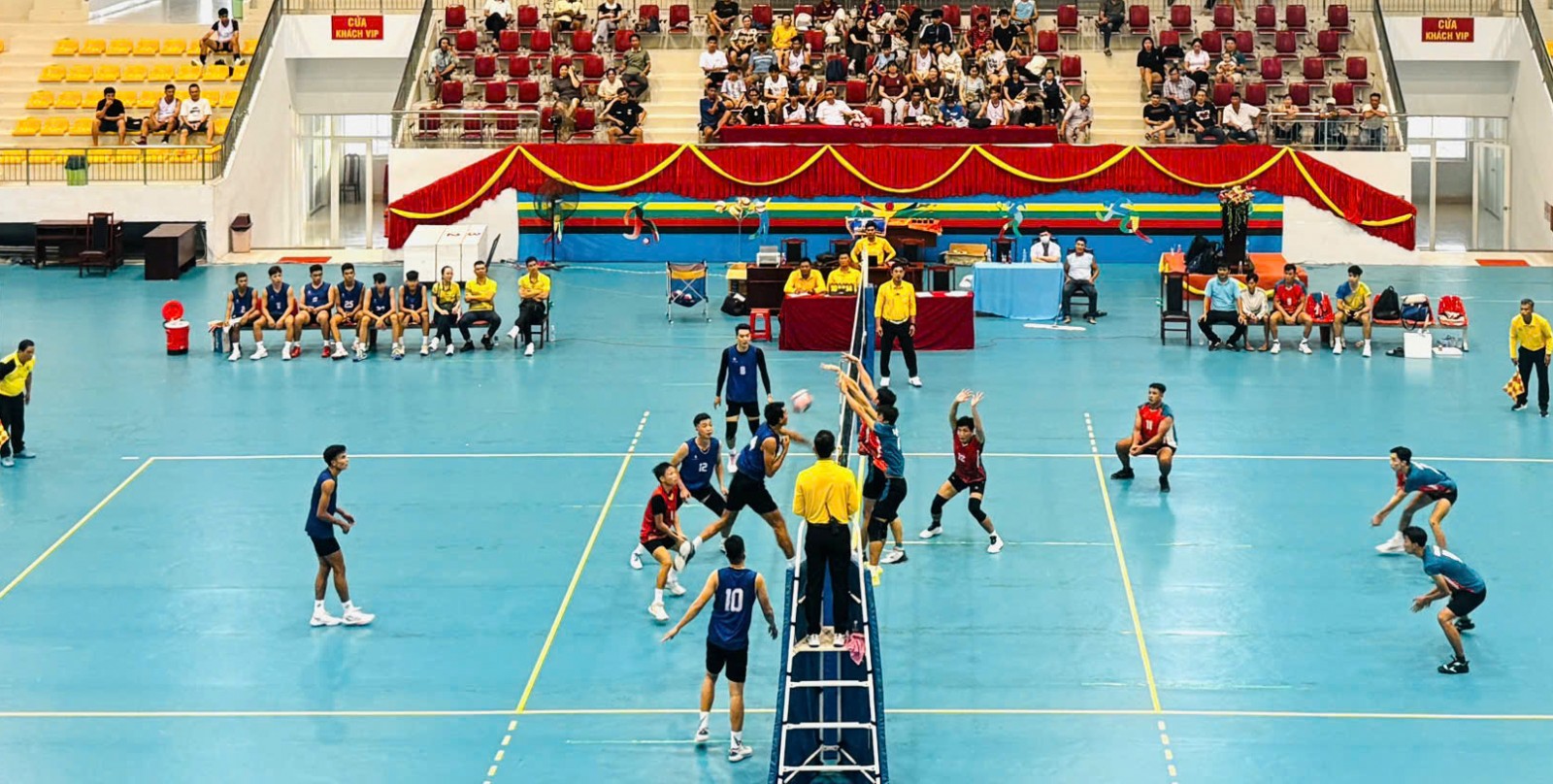 Sôi nổi giải bóng chuyền nam