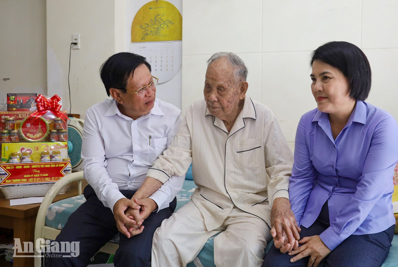 Ủy viên Ban Thường vụ Tỉnh ủy An Giang Mai Hoàng Khởi thăm gia đình chính sách