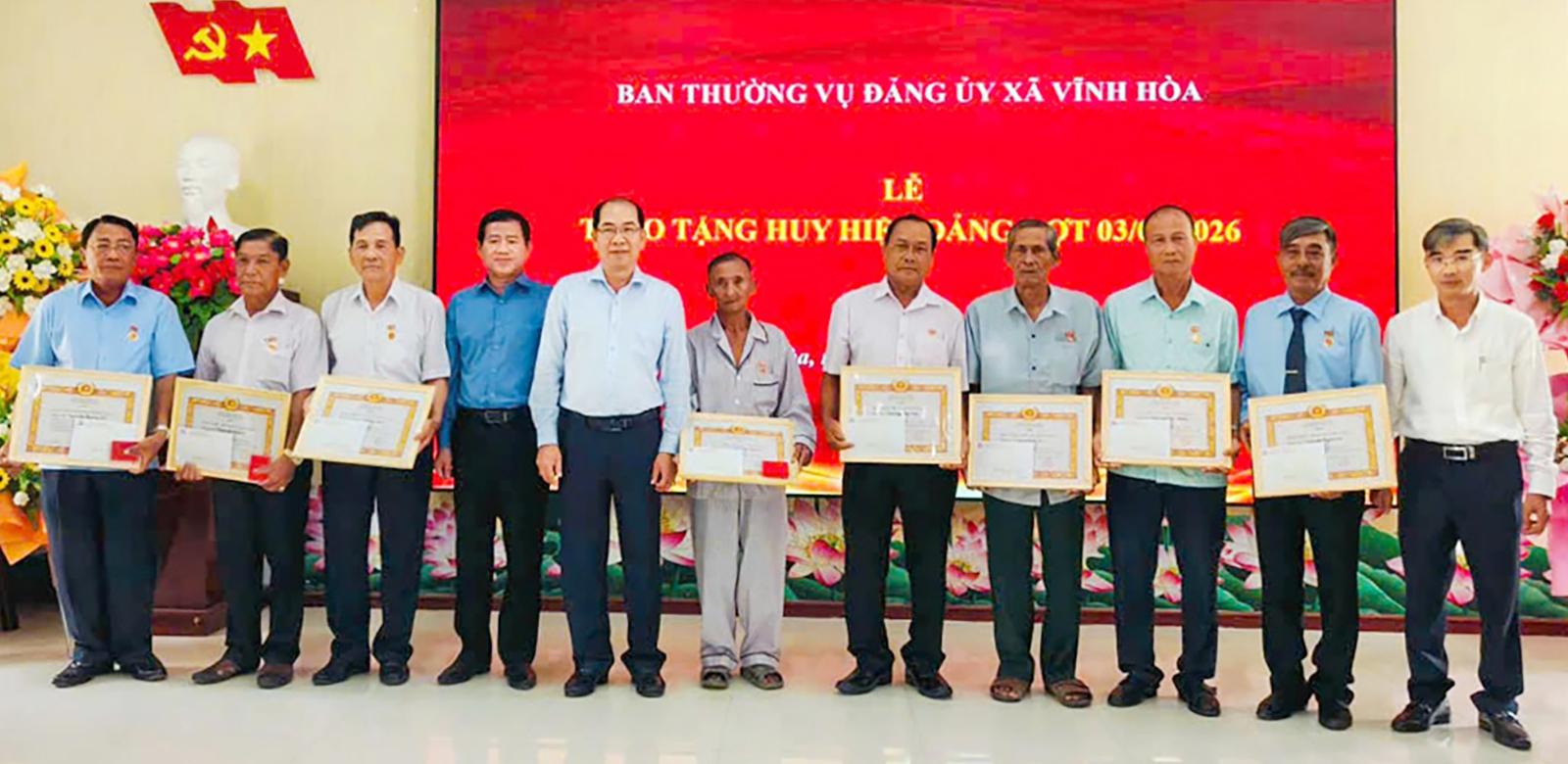 Xã Vĩnh Hòa trao Huy hiệu Đảng cho 9 đảng viên