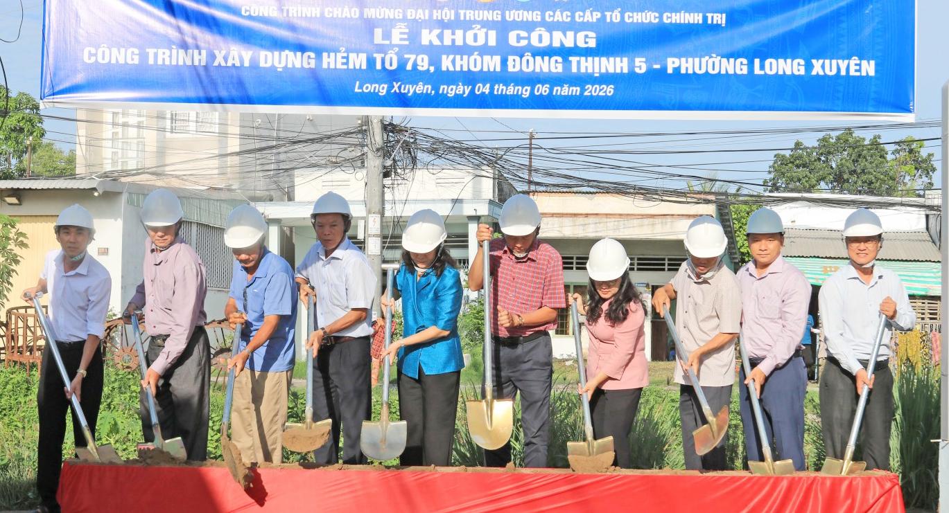 Đại biểu thực hiện nghi thức động thổ khởi công