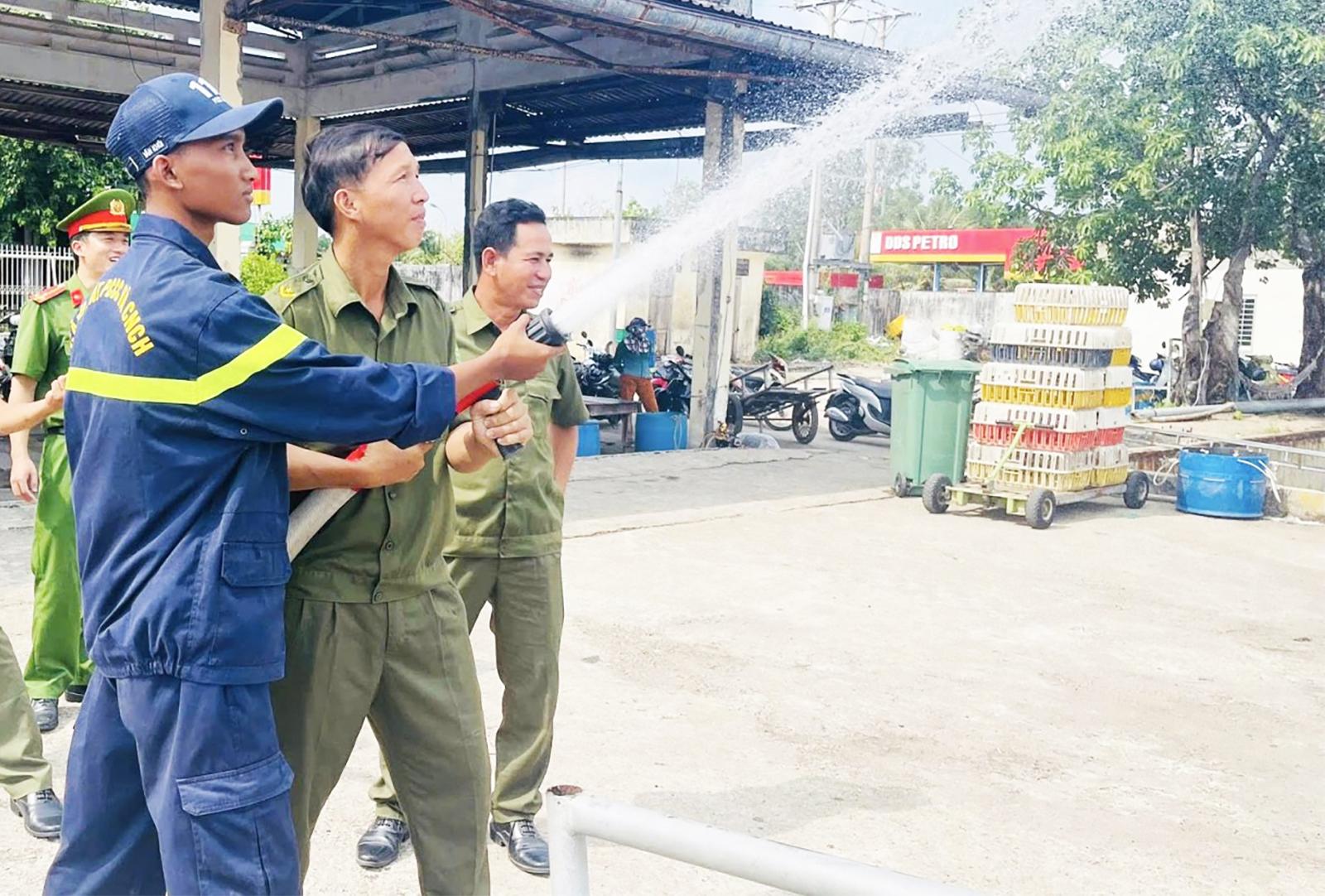Tuyên truyền, hướng dẫn thực hành kỹ năng chữa cháy và cứu nạn, cứu hộ tại phường Tô Châu