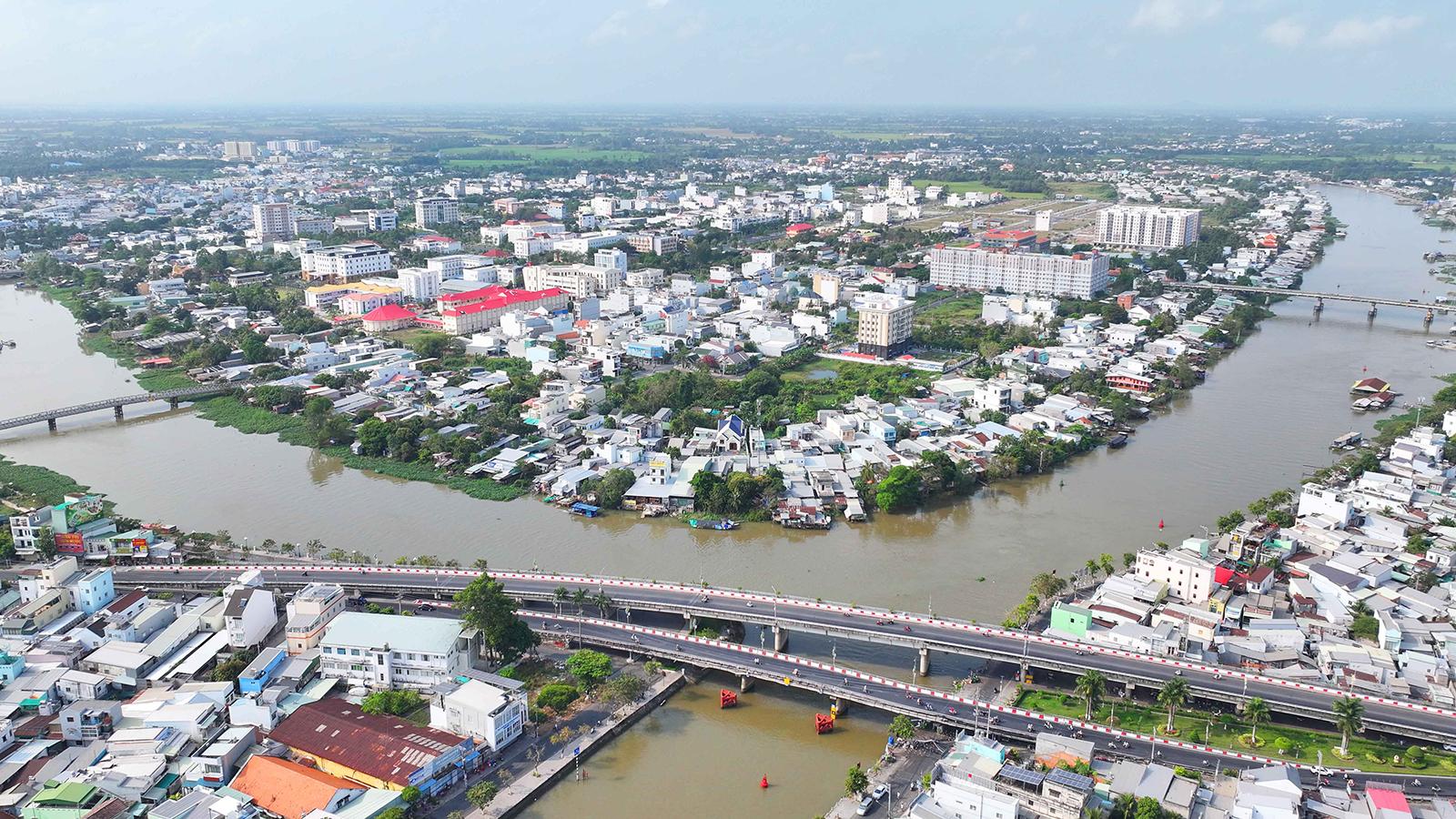 Có một đô thị sầm uất bên dòng sông Hậu