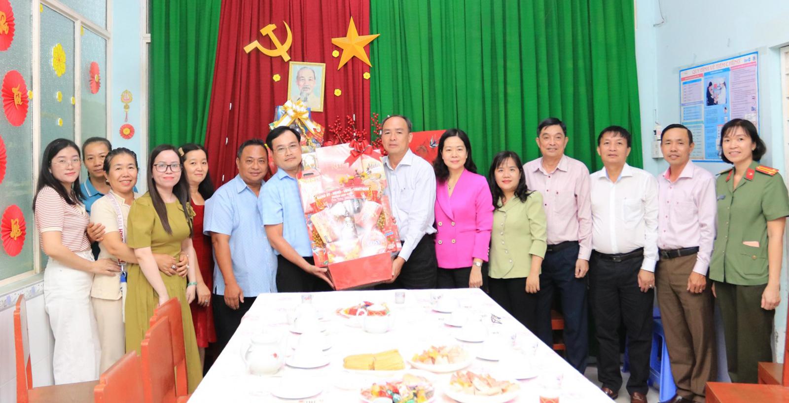 Thặm, tặng quà Trạm y tế phường Long Xuyên