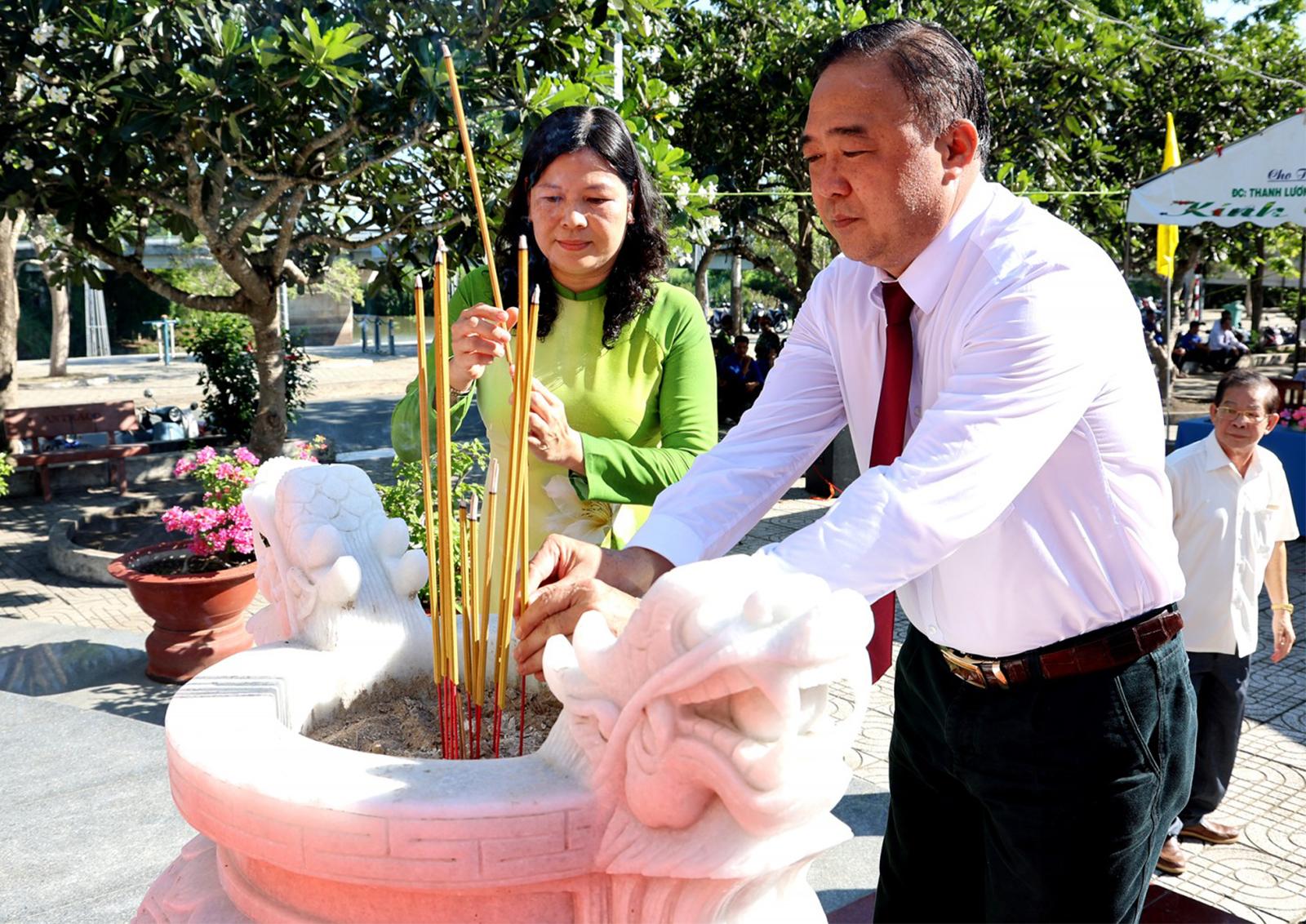 Dâng hương tưởng niệm cố Thủ tướng Võ Văn Kiệt