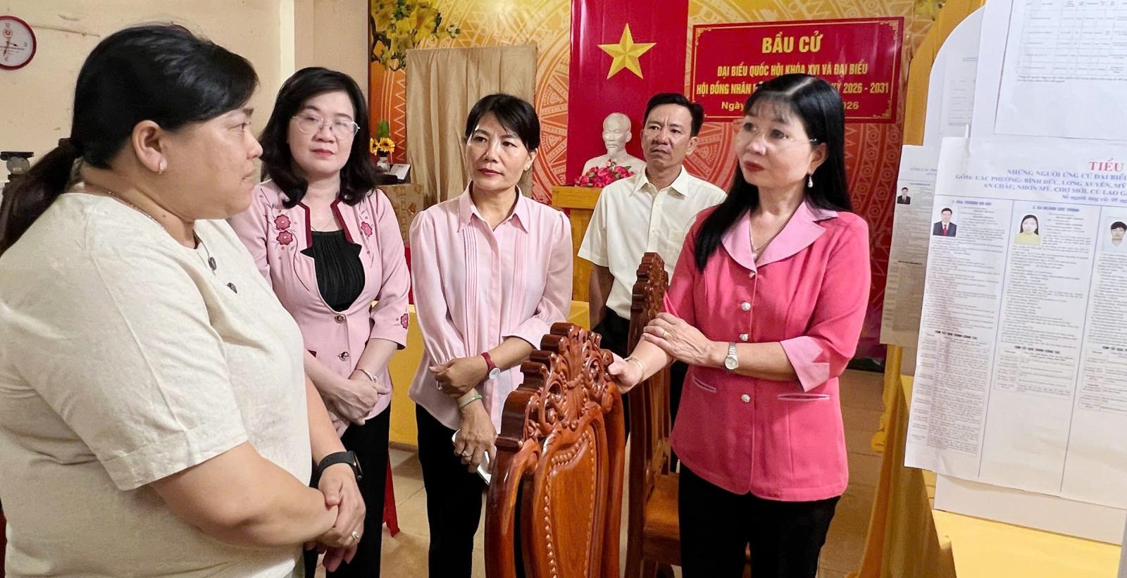 Phó Chủ tịch Ủy ban Bầu cử tỉnh An Giang Trần Thị Thanh Hương kiểm tra công tác chuẩn bị bầu cử Phó Bí thư Tỉnh ủy, Trưởng đoàn Đại biểu Quốc hội tỉnh, Chủ tịch Ủy ban MTTQ Việt Nam tỉnh, Phó Chủ tịch Ủy ban Bầu cử tỉnh An Giang Trần Thị Thanh Hương kiểm tra khu vực bỏ phiếu số 13, khóm Bình Khánh 3 và nghe báo cáo các mặt công tác