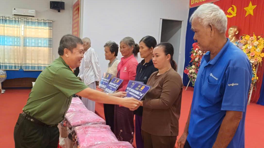 Bàn giao 36 căn nhà Đại đoàn kết tại các xã biên giới