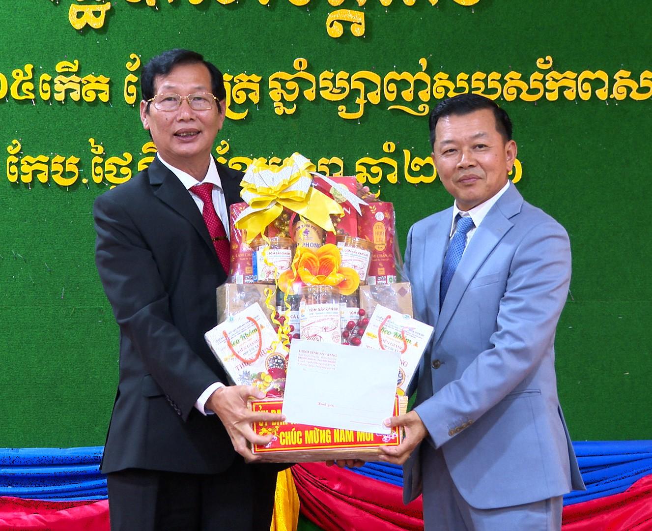 Phó Chủ tịch UBND tỉnh An Giang Lê Văn Phước thăm, chúc Tết Chôl Chnăm Thmây tại tỉnh Kep
