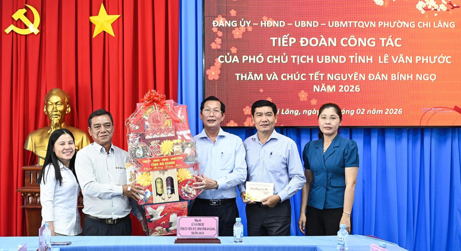Phó Chủ tịch UBND tỉnh An Giang Lê Văn Phước chúc tết tại xã Tri Tôn, hai phường Chi Lăng và Tịnh Biên