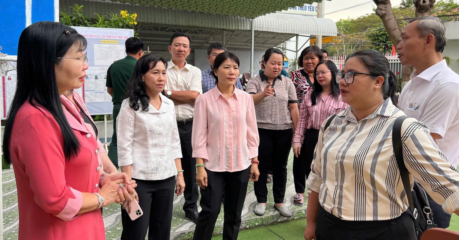 Phó Chủ tịch Ủy ban Bầu cử tỉnh An Giang Trần Thị Thanh Hương kiểm tra công tác chuẩn bị bầu cử Phó Bí thư Tỉnh ủy, Trưởng đoàn Đại biểu Quốc hội tỉnh, Chủ tịch Ủy ban MTTQ Việt Nam tỉnh, Phó Chủ tịch Ủy ban Bầu cử tỉnh An Giang Trần Thị Thanh Hương kiểm tra danh sách niêm yết tại khu vực bỏ phiếu số 8, Trường Mầm non Học viện Hoa kỳ (khóm Bình Khánh 5)