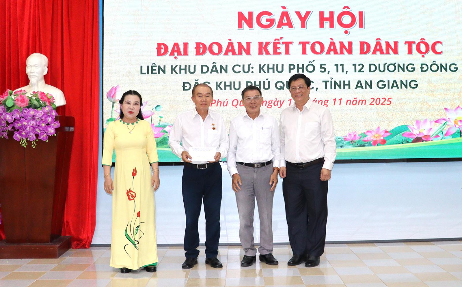 Chủ tịch UBND tỉnh An Giang Hồ Văn Mừng dự Ngày hội Đại đoàn kết toàn dân tộc tại đặc khu Phú Quốc