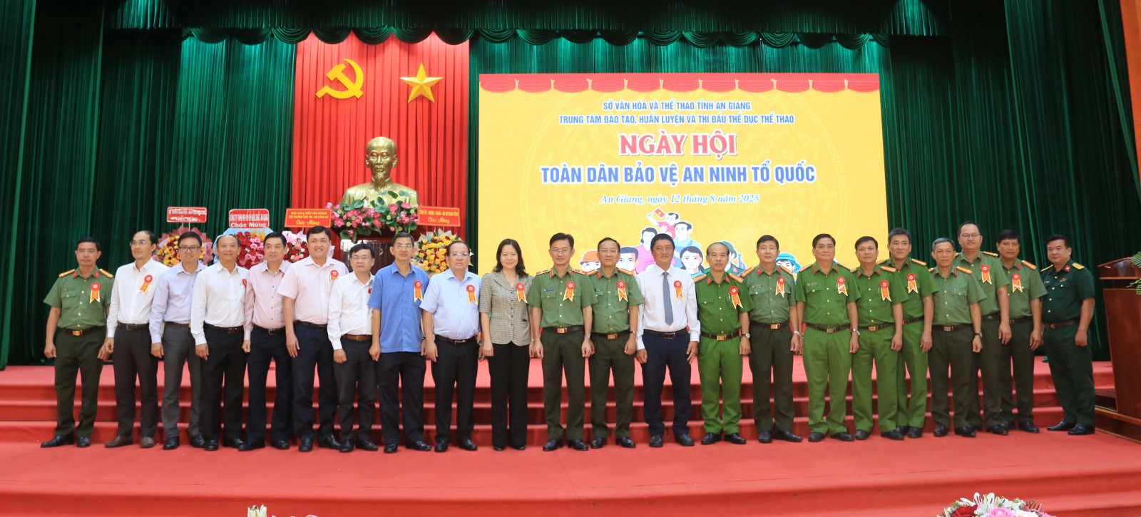 An Giang tổ chức Ngày hội Toàn dân bảo vệ an ninh Tổ quốc năm 2025 Lãnh đạo cùng chụp hình lưu niệm