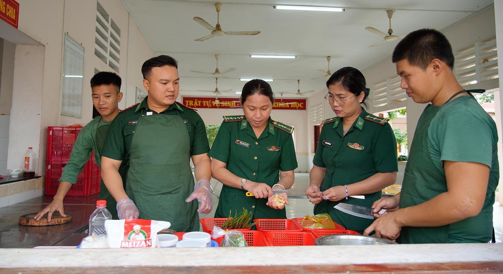 Bát cháo ấm tình quân dân vùng biên giới