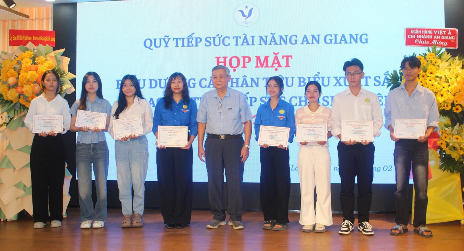 Họp mặt biểu dương cá nhân tiêu biểu xuất sắc và trao tài trợ cho sinh viên tài năng An Giang