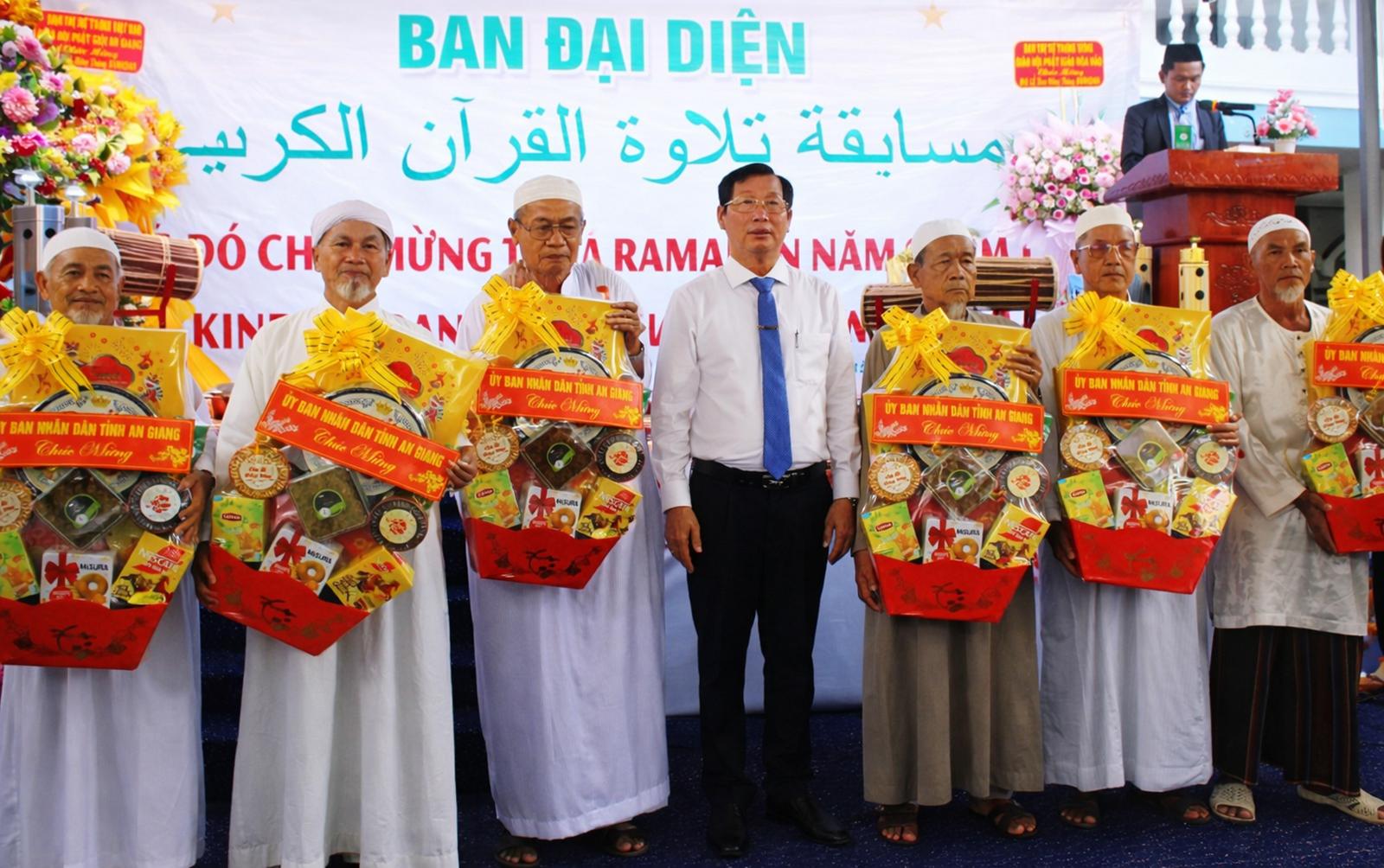 Phó Chủ tịch UBND tỉnh Lê Văn Phước chúc mừng cộng đồng Hồi giáo (Islam) dịp Lễ hội Ramadan năm 2026